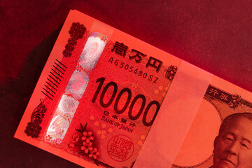 赤い背景に札束