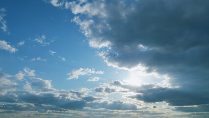 Obraz premium Beautiful cloudscape with large, building clouds. Suns rays shine through the cloud. Timelapse.