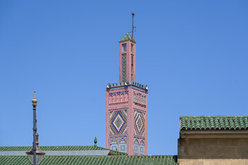 Obraz premium Minaret or tower of the Mosque Sidi Bou Abib in the Place du 9 avril. English : Square of the 9th of April. Tangier, Tanger, Morocco. Perfect blue sky. Minimalist picture.