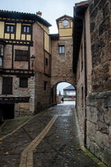 Calle rurales con casas de Poza de la Sal, Burgos
