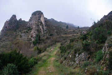 Paisaje de montaña de caliza con caminos un día nublado de Poza de la Sal, Burgos