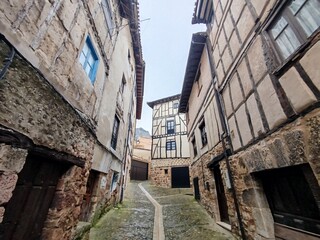 Calle rurales con casas de Poza de la Sal, Burgos


