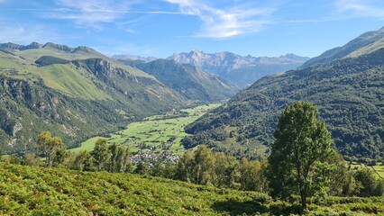 Obraz premium Bielle et la vallée d'Ossau vue depuis les cromlechs de Lous Couraus