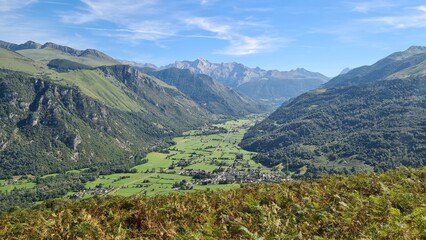 Naklejka premium Bielle et la vallée d'Ossau vue depuis les cromlechs de Lous Couraus