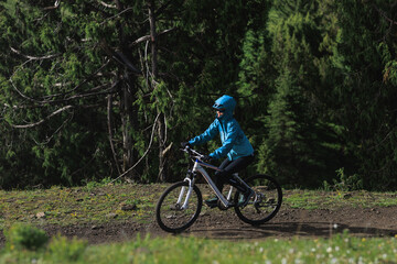 Naklejka premium Riding mountain bike in the beautiful mountains