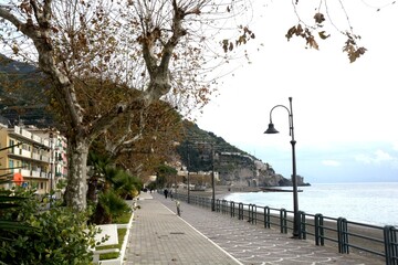 PAESAGGIO URBANO DI MAIORI,COSTIERA AMALFITANA,ITALIA,2 DICEMBRE 2024.