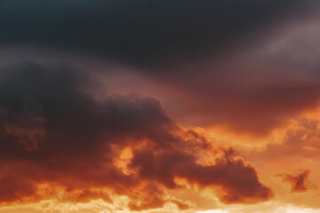 Obraz premium Sunset storm clouds with vivid rays breaking through, creating a dramatic and atmospheric background for any creative endeavor