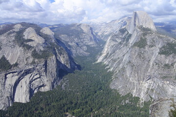 Schnee am Horizont und der Half Dome im Yosemite Valley	
