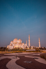 Obraz premium Daylight Mosque View: A stunning shot of a grand mosque in daylight, with its iconic domes and minarets under a clear blue sky