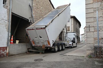 Camion blanc qui rentre du blé dans une meunerie
