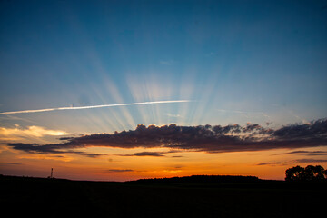Sonnenuntergang mit Strahlen wie bei einem Stern auf den Feldern zwischen Neubulach und...