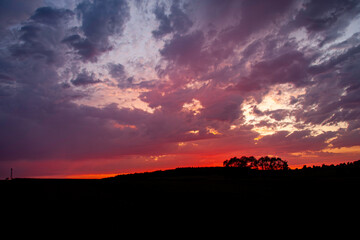 Sonnenuntergang auf den Feldern zwischen Neubulach und Oberhaugstett im Kreis Calw. Auf dem Hochplateau des Nordschwarzwald, Baden-Württemberg