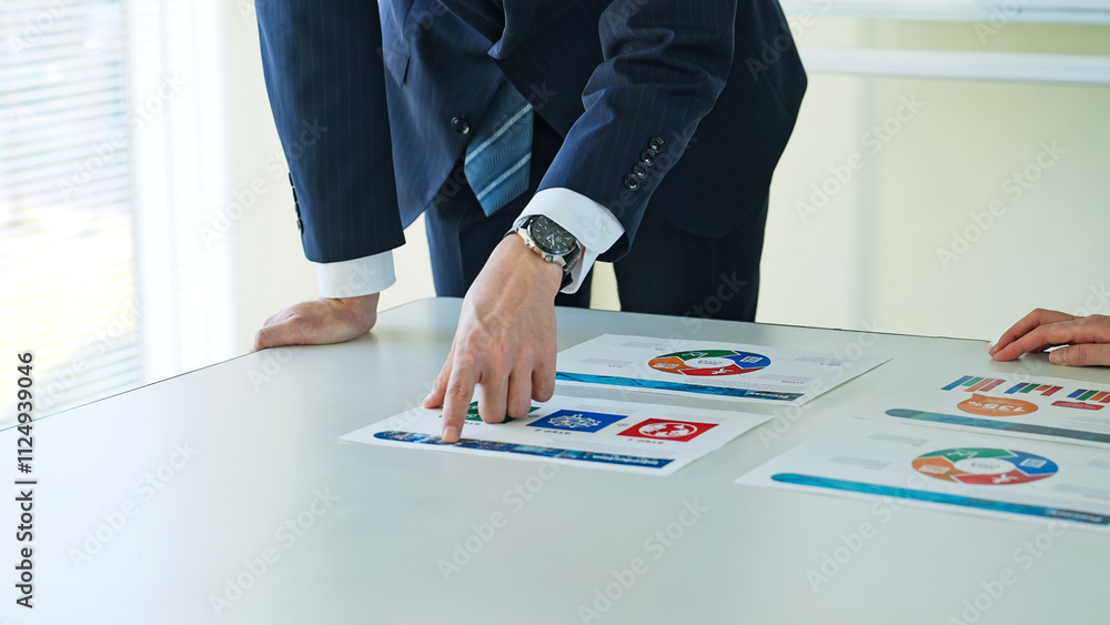 Poster 会議、ミーティング、ビジネス、仕事、チーム、マーケティング、ビジネスパーソン、チームワーク、商談、プロジェクト、書類、企画、二人、オフィス、企業、会社、グラフ、リサーチ、アドバイザー、調査、コミュニケ