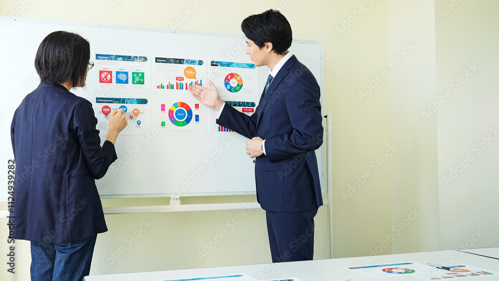 Aufkleber 会議、ミーティング、ビジネス、プレゼン、セミナー、ディスカッション、仕事、打ち合わせ、プレゼンテーション、ビジネスマン、研修、マーケティング、ビジネスパーソン、チームワーク、同僚、説明、商談、データ、