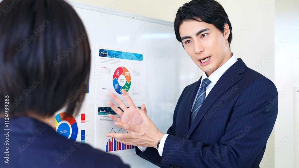 Poster ビジネス、会議、ミーティング、プレゼン、セミナー、仕事、打ち合わせ、プレゼンテーション、ビジネスマン、ディスカッション、研修、マーケティング、ビジネスパーソン、チームワーク、同僚、説明、商談、データ、