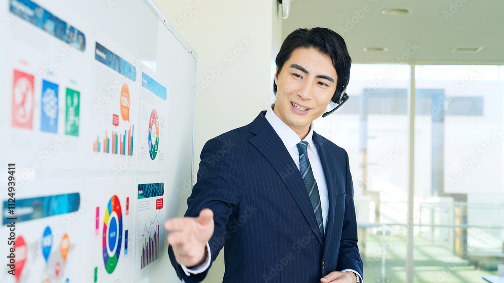 Aufkleber プレゼンテーション、男性、ビジネス、プレゼン、ビジネスマン、会議、セミナー、仕事、ミーティング、ホワイトボード、講師、日本人、ビジネスパーソン、研修、説明、コーチング、教室、スクール、レッスン、書類、