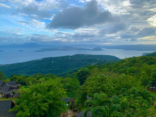 Obraz premium magnificent view of the lake and volcano with trees