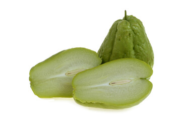 Chayote coupée en deux et chayote entière en gros plan sur fond blanc