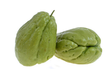 Obraz premium Chayotes en gros plan isolées sur fond blanc