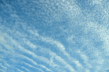 Obraz premium white spotted cloud formations