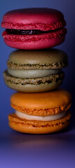 Macarons, franz&ouml;sische Kekse, bunte S&uuml;&szlig;igkeiten, vor blauem Hintergrund, franz&ouml;sisches Geb&auml;ck, Delikatessen, Dessert, Konditoreiwaren, Kuchen, S&uuml;&szlig;speisen, Food Photography