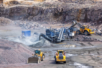 Crushing plant in a quarry with a tipping loader