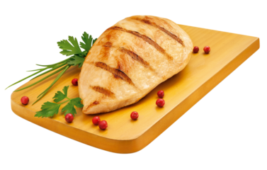 Tábua de servir com peito de frango grelhado acompanhado de temperos frescos isolado em fundo transparente