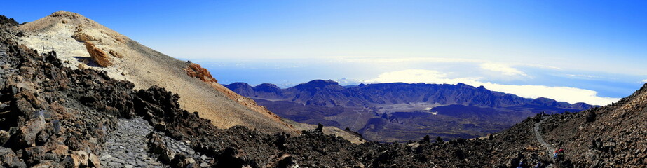 Vulkan Teide in Teneriffa bei blauem  Himmel und herrlicher weiter Panorama-Aussicht