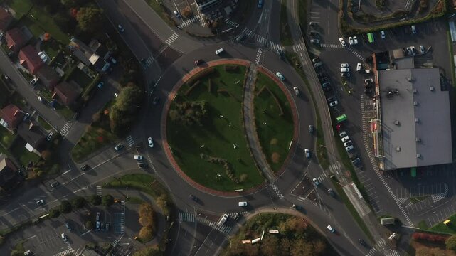 prise de vue a&eacute;rienne d'un rond point avec de la circulation
