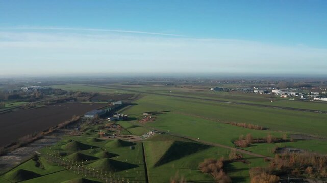 Petit a&eacute;roport avec un avions qui d&eacute;colle 