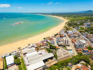 Obraz premium Imagem aérea da praia de meaipe em um dia ensolarado. Areias brancas, mar calmo e praia deserta.