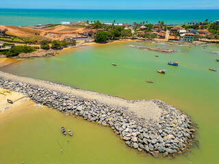 Imagem aérea da praia de meaipe em um dia ensolarado. Areias brancas, mar calmo e praia deserta.