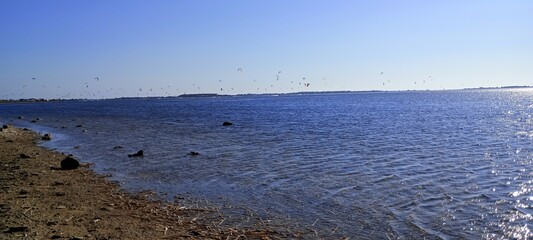 Mare con kitesurf in lontananza