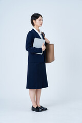 スーツ姿で通勤する若い女性