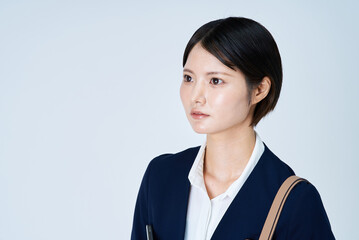 スーツ姿で通勤する若い女性