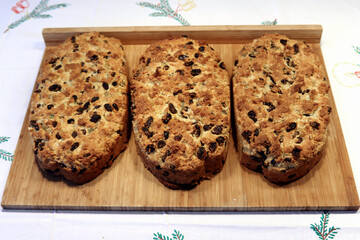 Christstollen frisch aus dem Backofen