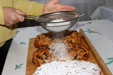 Christstollen werden mit Puderzucker bestreut