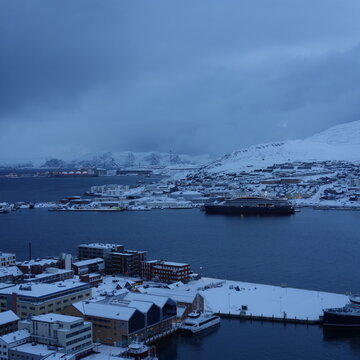 Le  brise galce Commandant Charcot dans un port du grand nord de la Norv&egrave;ge, proche de l'&icirc;le des Ours et du cap Nord