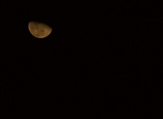 Luna menguante color rojiza con detalles en su superficie