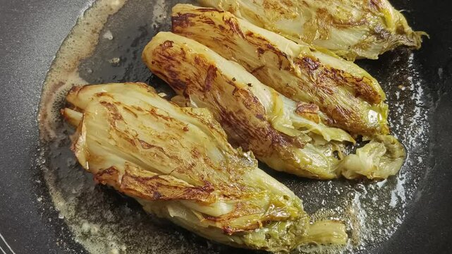 endives brais&eacute;es, en cuisson dans une po&ecirc;le
