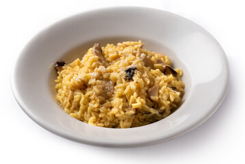 Delizioso risotto con zafferano e funghi, cibo vegetariano italiano 