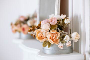 Delicate floral arrangements in winter decor for a festive atmosphere