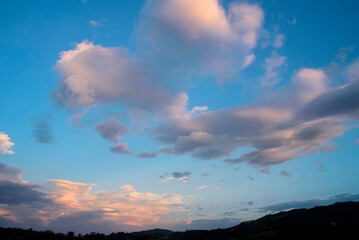 Nubes de atardecer sobre horzonte montañoso