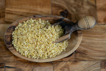 getrockneter Bulgur auf Olivenholz