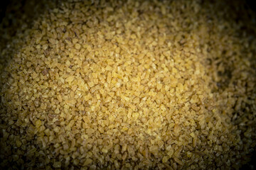 getrockneter Bulgur auf Olivenholz