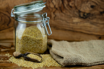 getrockneter Bulgur auf Olivenholz