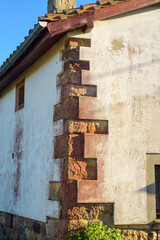Esquina con placas decorativas en casa de pueblo