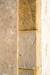 Bloques de piedra en esquina de edificio medieval