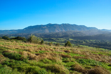 Obraz premium Sierra de sueve en el horizonte en día soleado