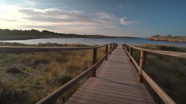 Camino de madera a la playa atardecer 100 FPS